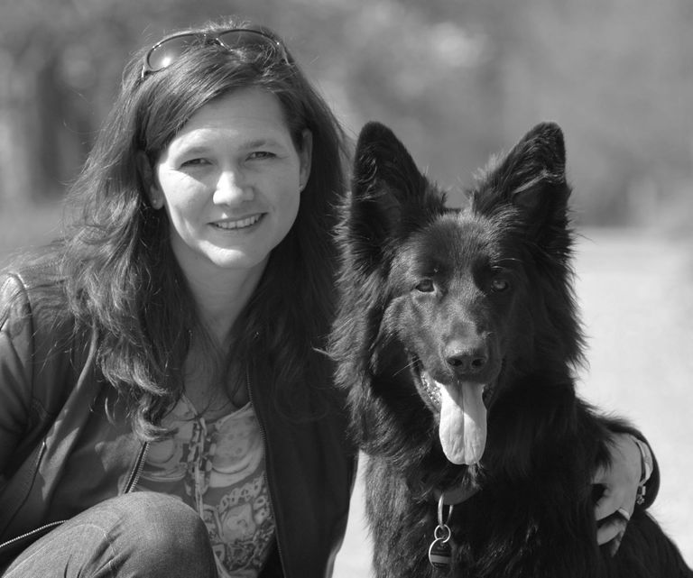 Hundeschule Möttlingen: Nicole M. Schroeder mit Donna. Hier gibt es vieles zu lesen über mich.